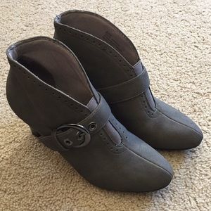 Women’s used ankle boots, size 8.5 gray